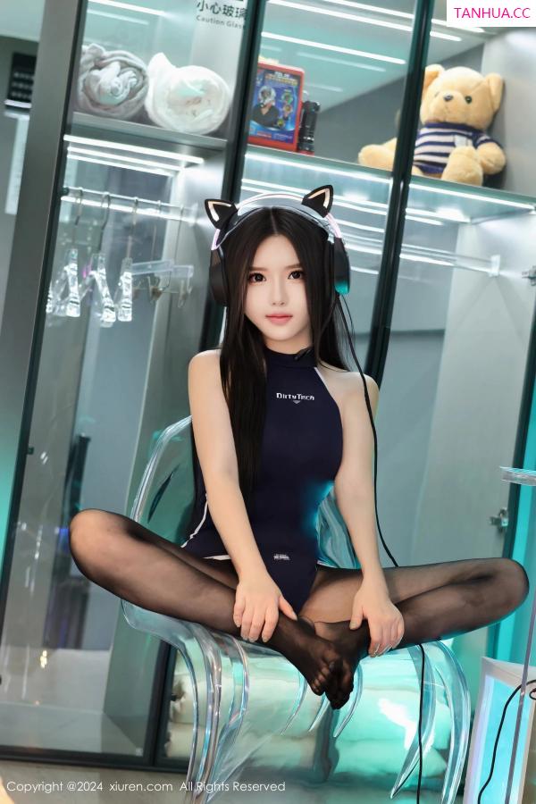   [XiuRen]高清写真图 2024.04.22 No.8432 小薯条nienie 美腿黑丝第64张图片